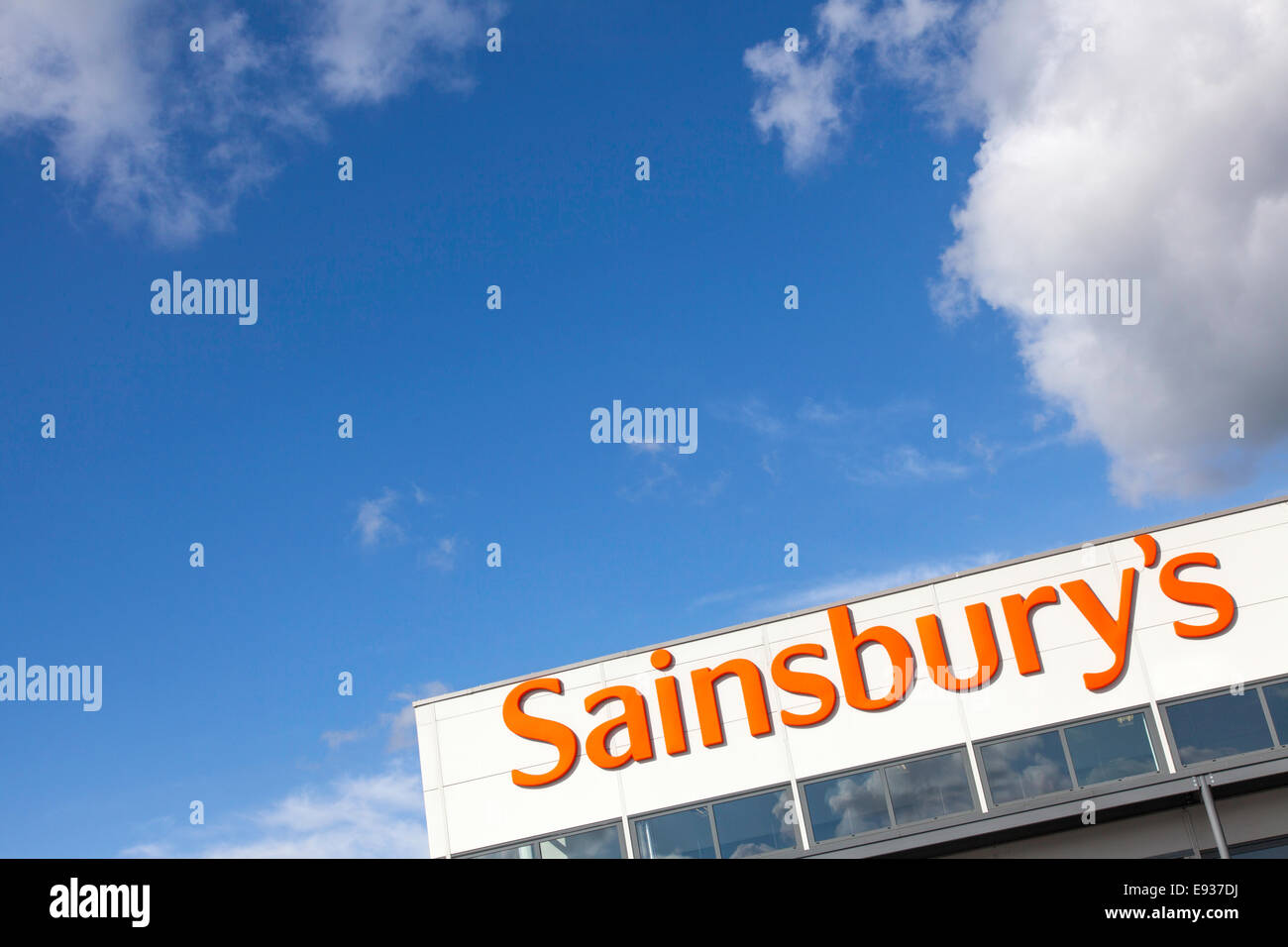 Sainsbury's Shop-Logo gegen einen blauen Himmel, England, UK Stockfoto