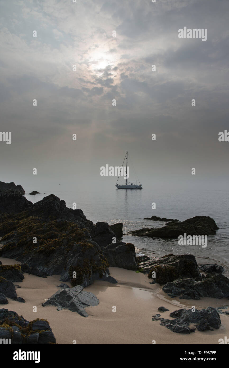 Segelboot vor Anker in der Morgendämmerung, Ynys Llanddwyn Island, Anglesey, North Wales, UK Stockfoto
