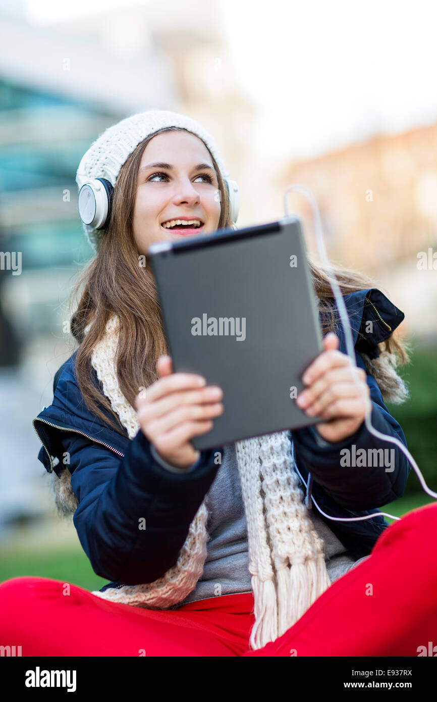 Porträt von Teenager-Mädchen Musik hören Stockfoto