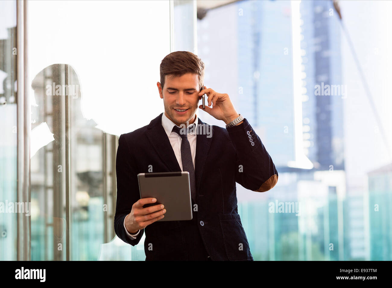 Geschäftsmann mit Handy und digitale Tablett Stockfoto