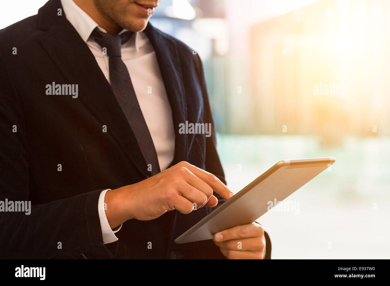 Geschäftsmann mit Digital-Tablette Stockfoto