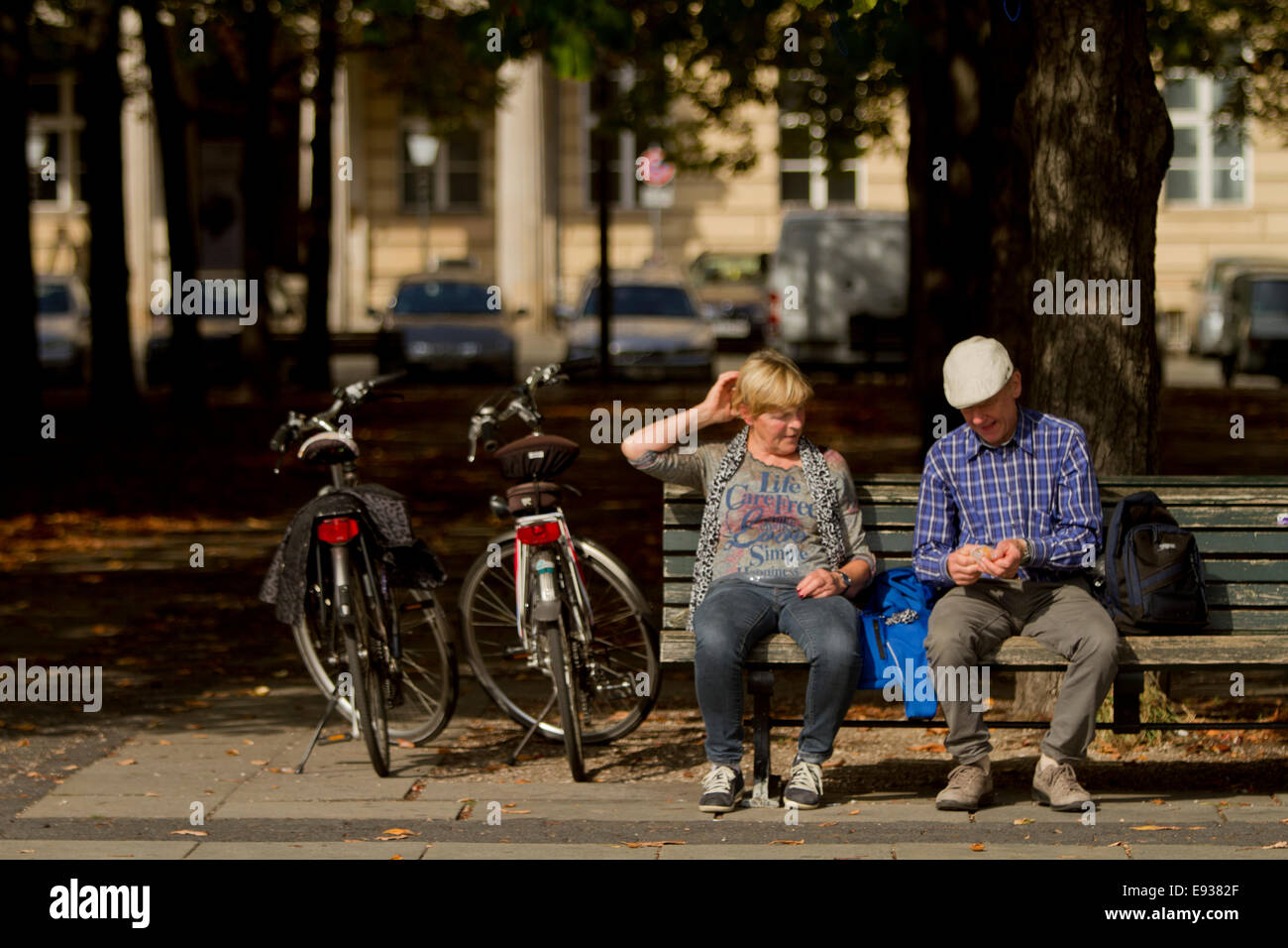 paar saß auf der Bank neben Fahrrädern Touristen tour Stockfoto