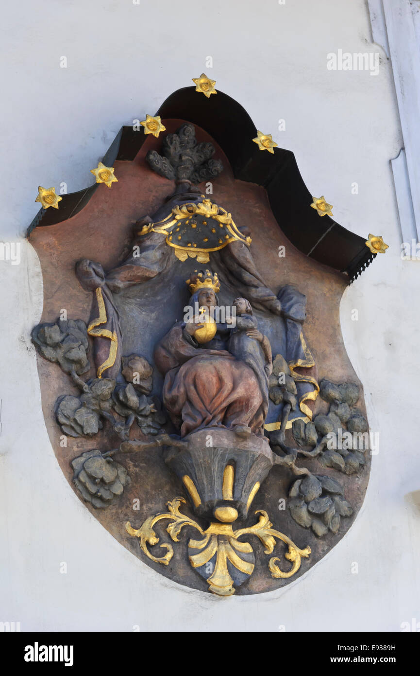 Eine religiöse Wappen als Hauszeichen an der Wand eines Gebäudes in der City von Prag, Tschechien. Stockfoto