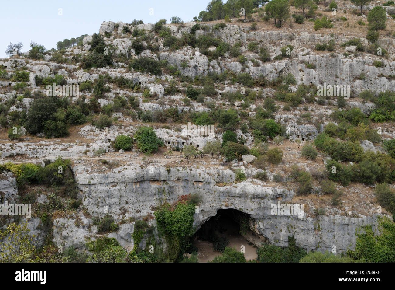 Pantalica Schlucht tief Kalkstein Schlucht und die Heimat von mehr als 4000 Grabkammern Sizilien Italien Stockfoto