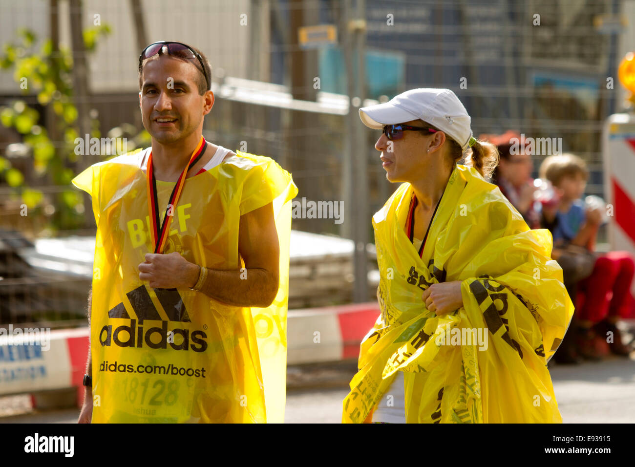 Marathon-Läufer nach dem Rennen in Plastik verpackt. Stockfoto