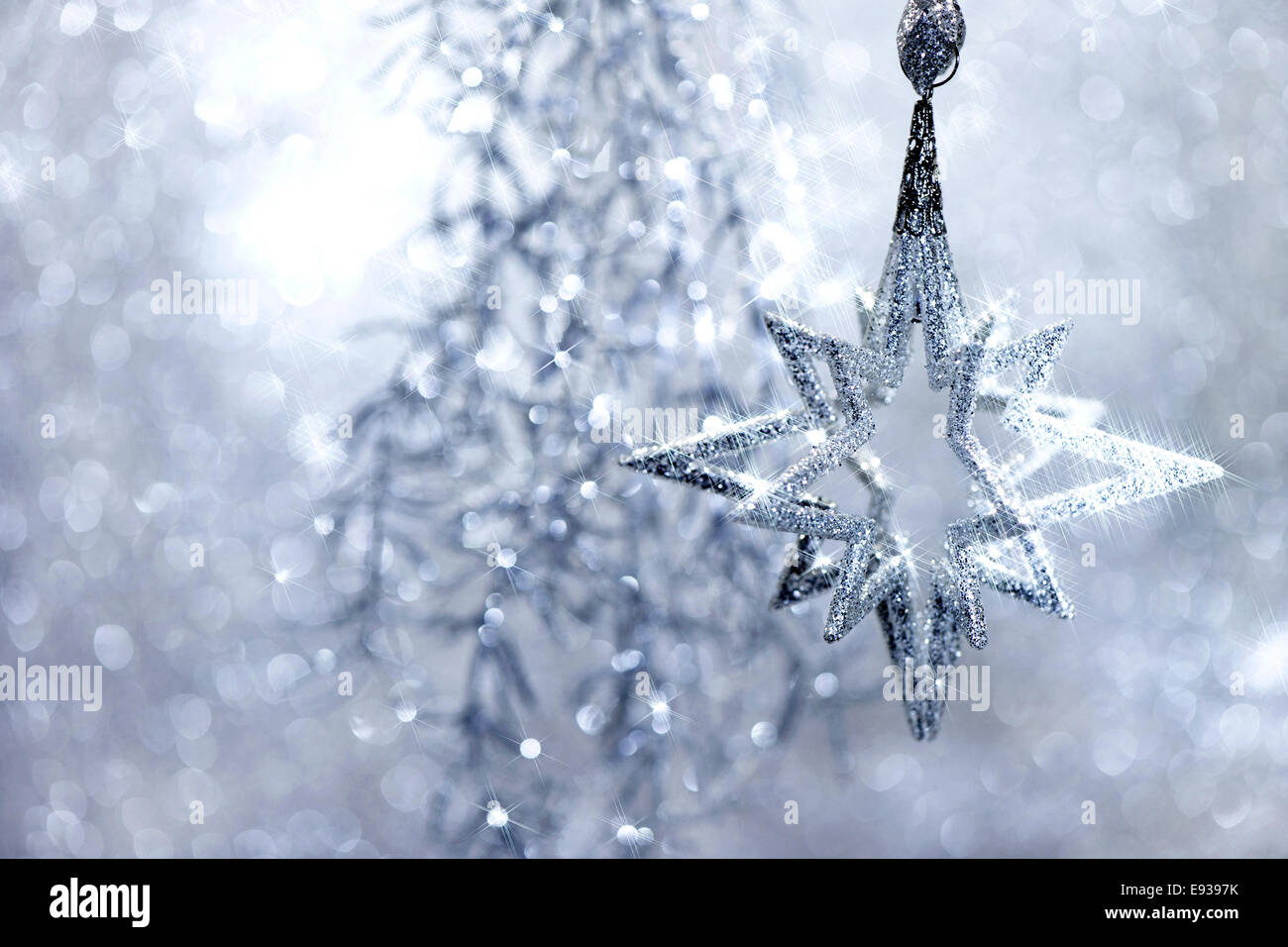 Decoraion Silber Weihnachtsstern mit magischen Lichtern. Verschwommenen Effekt Stockfoto