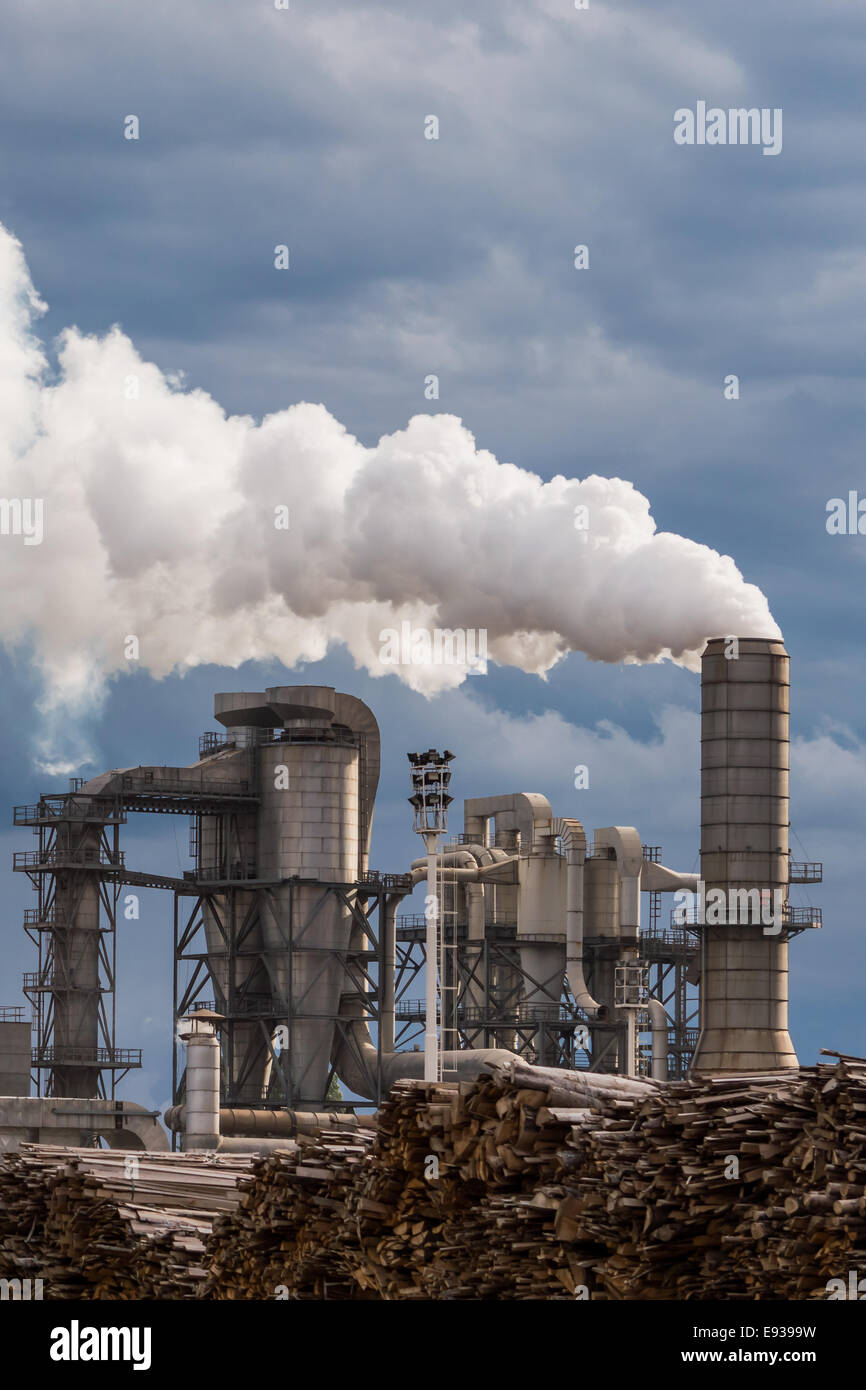 Industrial-Szene mit Kaminen und stürmischen Himmel Stockfoto