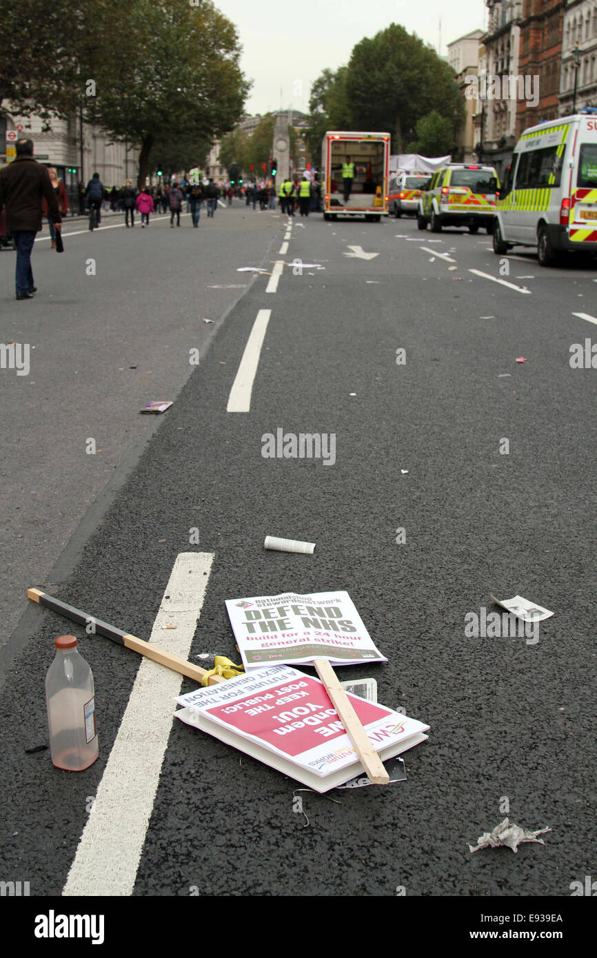 Müll auf der Straße nach der TUC März und Demonstration im Zentrum von London zurückgelassen Stockfoto