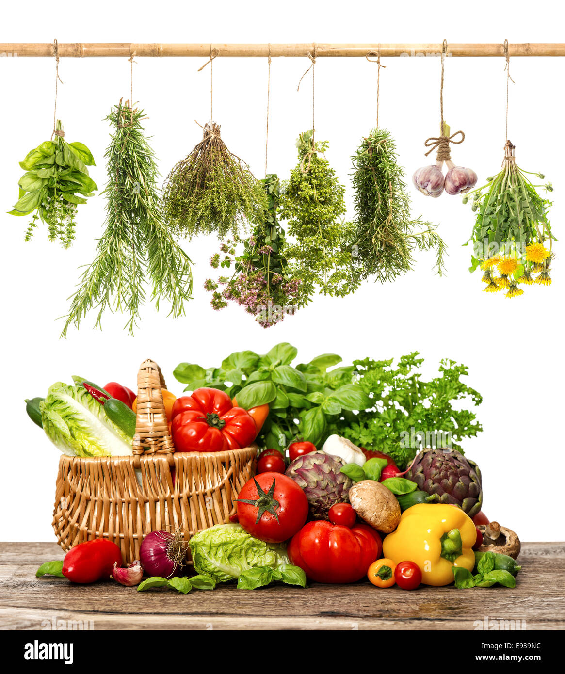 Gemüse und Kräuter auf weißem Hintergrund. Bio-Milchprodukte. Warenkorb. gesunde Ernährung-Konzept Stockfoto