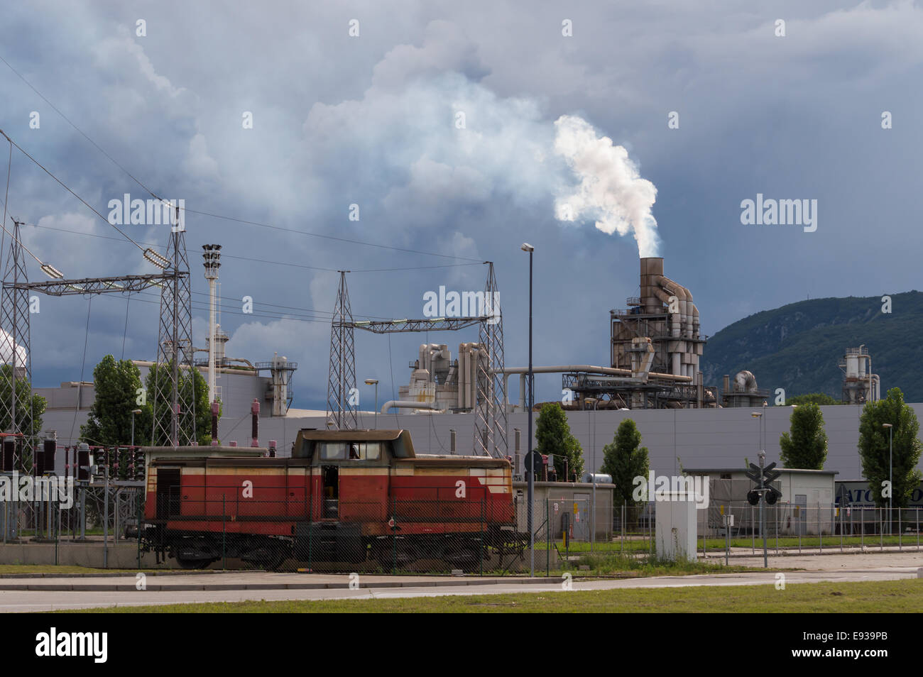Industrial-Szene: mit dem Zug und stürmischen Himmel Stockfoto