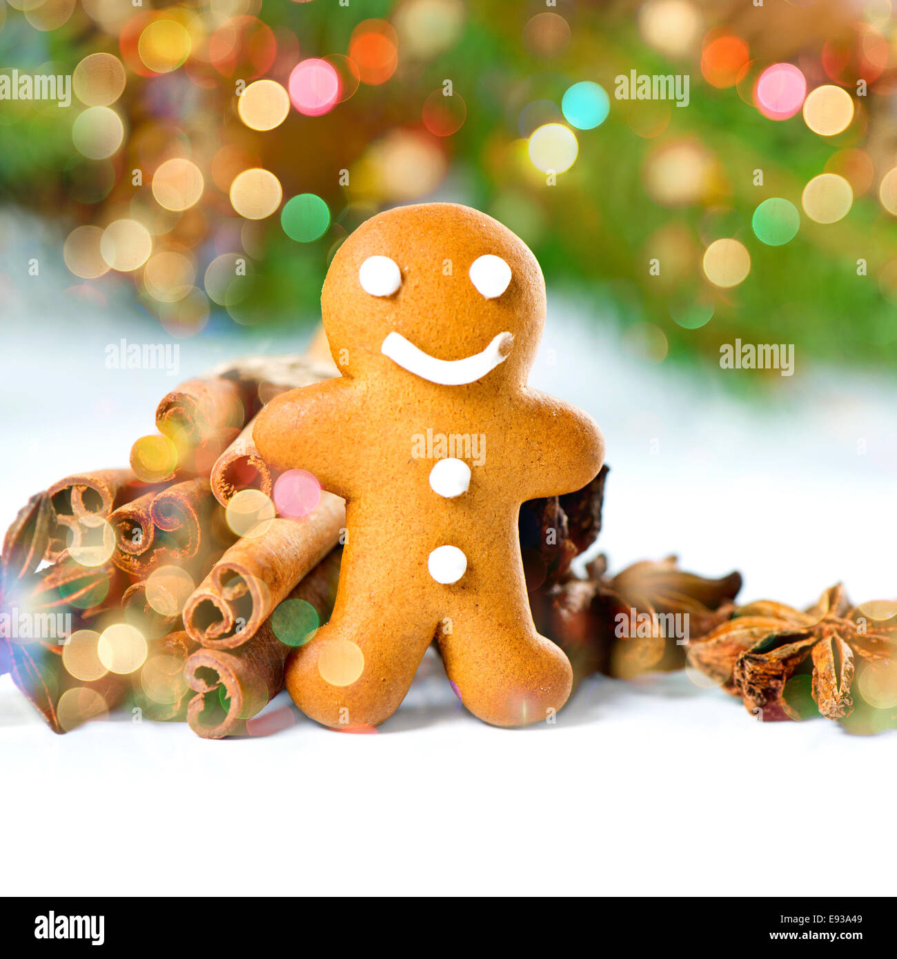 lächelnde Lebkuchenmann mit weihnachtlichen Gewürzen. selektiven Fokus. Bokeh-Licht-Effekt Stockfoto