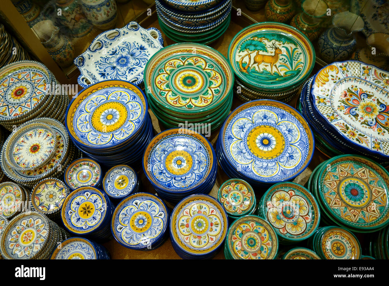 Spanische Keramik und keramischen Platten, auf dem Display in shop, Shop, Mijas, Andalusien, Südspanien. Stockfoto