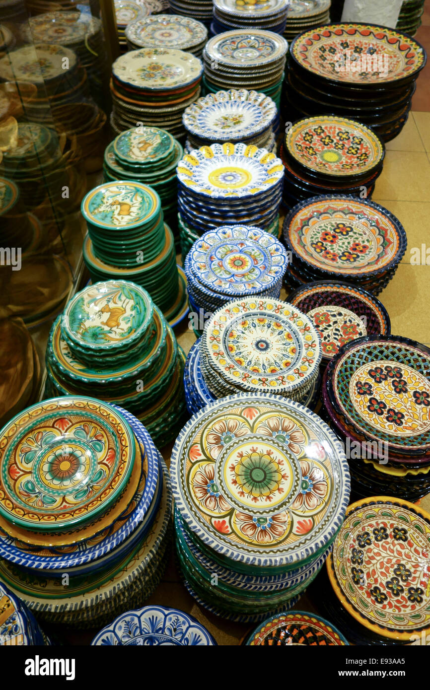 Spanische Keramik und Keramik Shop mit Platten auf dem Display in Mijas, Andalusien, Südspanien. Stockfoto