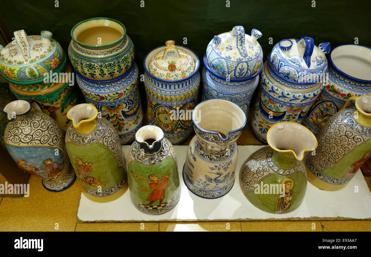Spanische Keramik und Keramik Shop mit Karaffen auf dem Display in Mijas, Andalusien, Südspanien. Stockfoto
