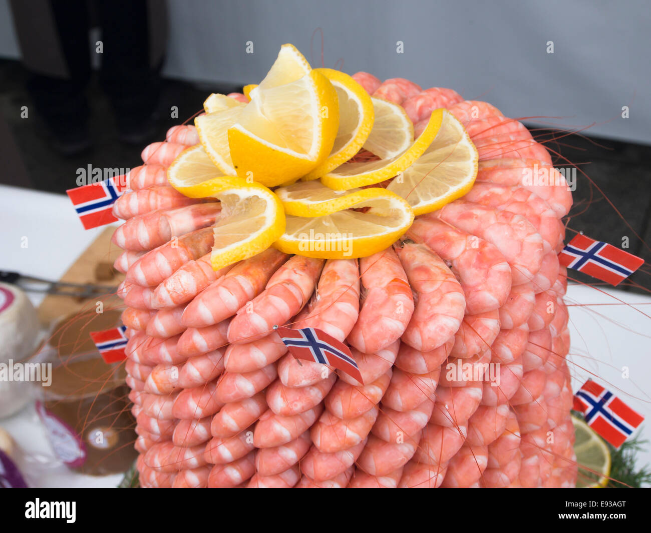 Bauernmarkt in Oslo, die Hauptstadt von Norwegen, Fisch und Meeresfrüchte  am Display, gekochte Garnelen Turm mit Zitrone Stockfotografie - Alamy