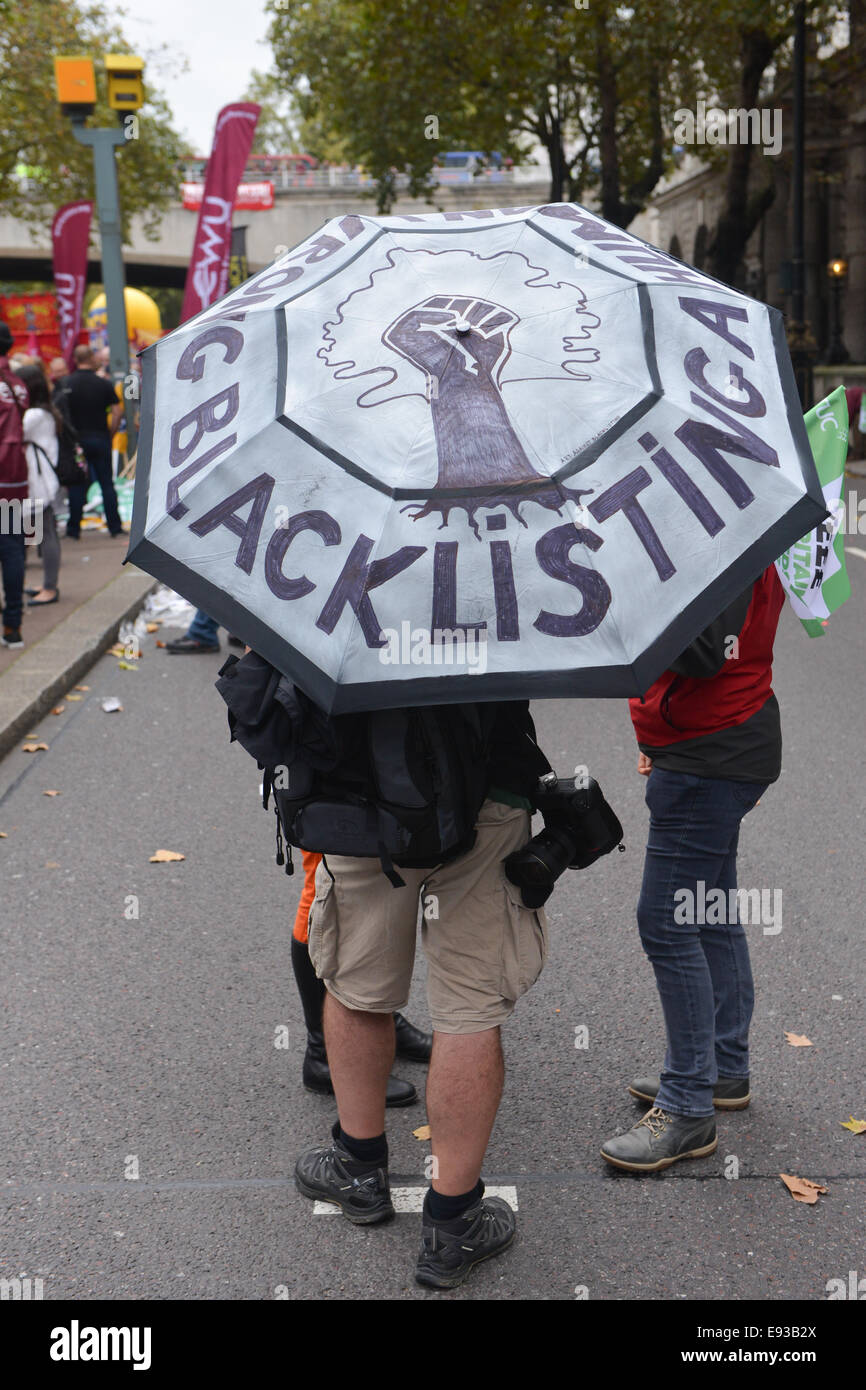 Victoria Embankment, London, UK. 18. Oktober 2014. Mitglieder der verschiedenen Gewerkschaften führen Banner auf ihrem Marsch gegen Sparmaßnahmen. Bildnachweis: Matthew Chattle/Alamy Live-Nachrichten Stockfoto