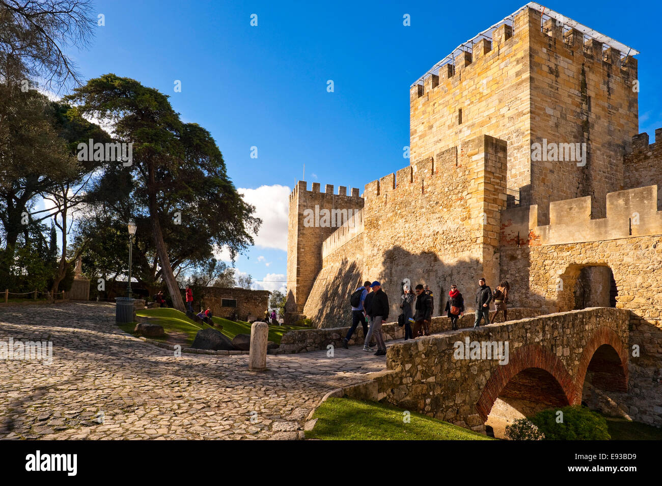 Horizontalen Blick auf den Haupteingang des Castelo de Sao Jorge in Lissabon. Stockfoto