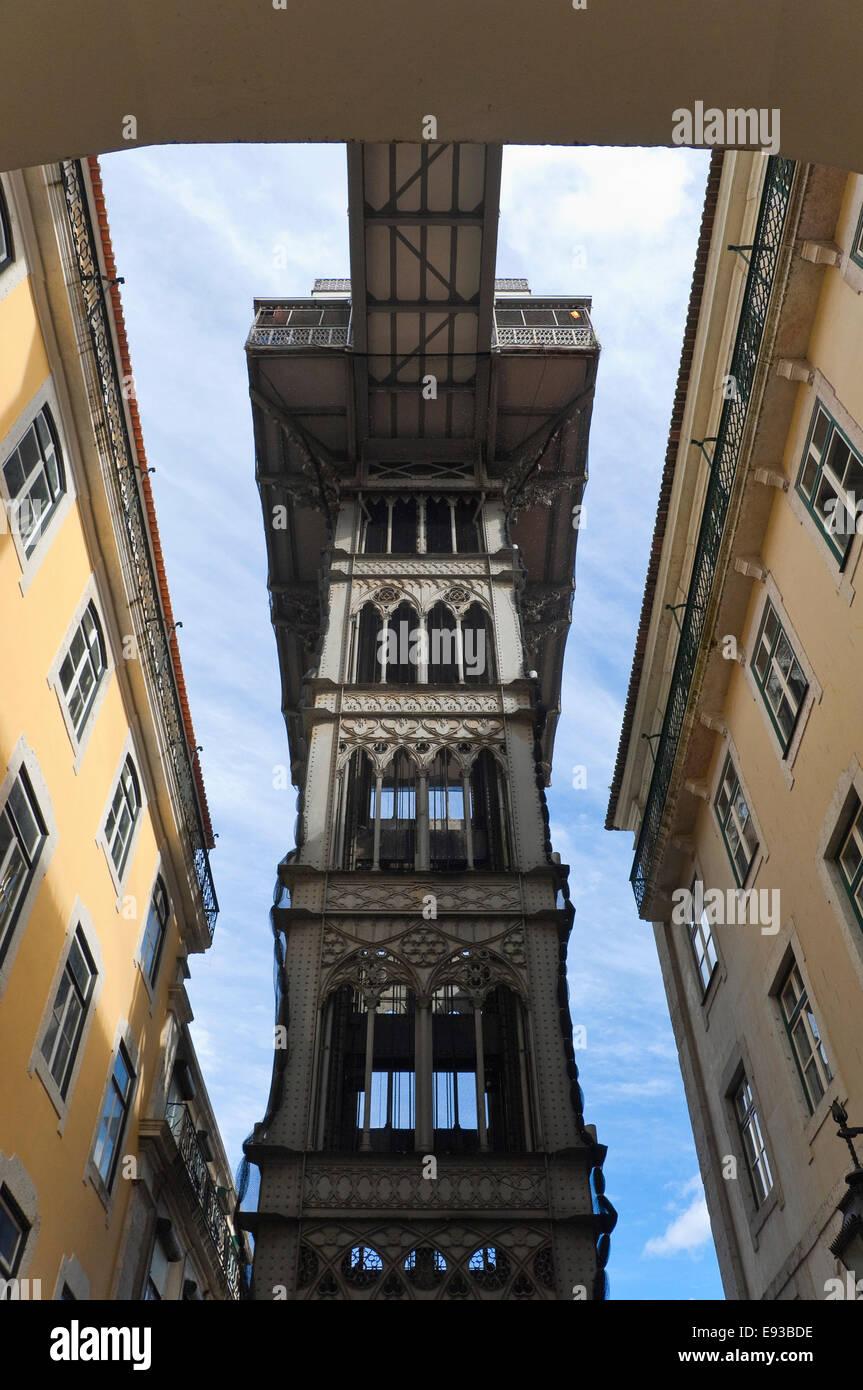 Vertikale Nahaufnahme des Elevador de Santa Justa in Lissabon. Stockfoto