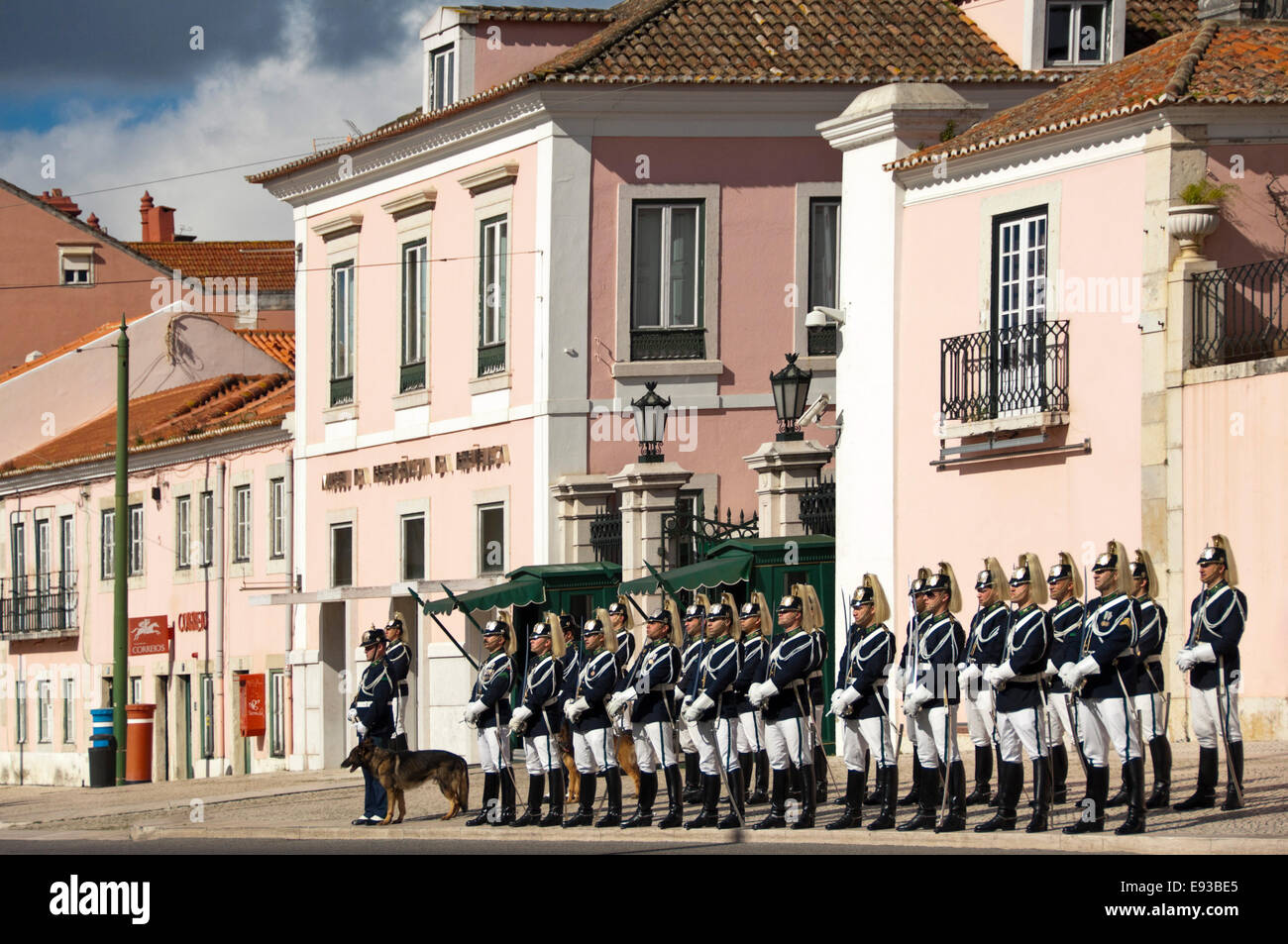 Horizontale Straßenansicht eines Regiments bei der Wachablösung in Belem, Lissabon. Stockfoto