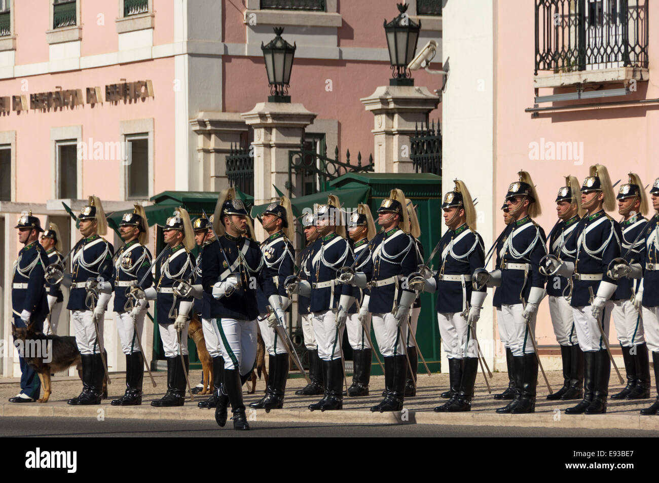 Horizontale Straßenansicht eines Regiments bei der Wachablösung in Belem, Lissabon Stockfoto