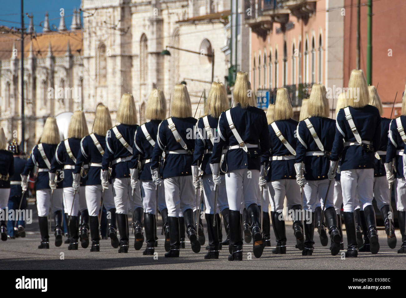 Horizontale Straßenansicht eines Regiments bei der Wachablösung in Belem, Lissabon Stockfoto