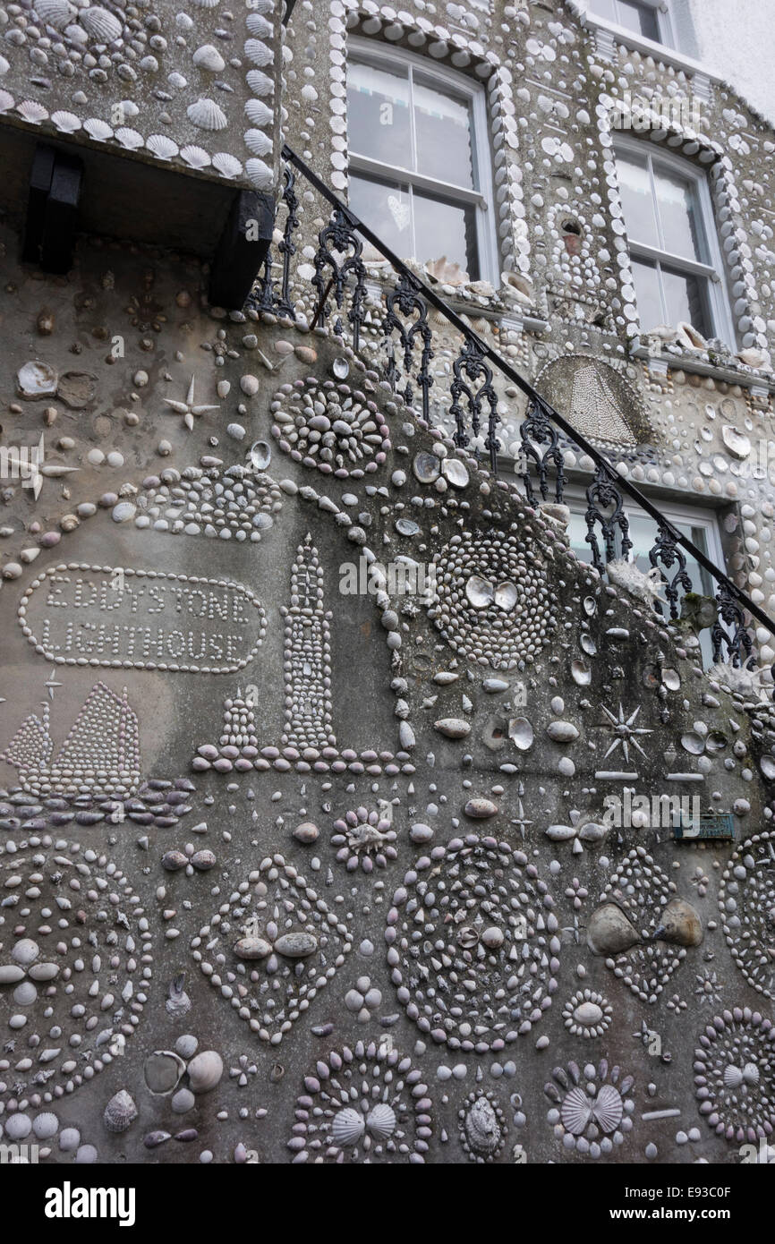 Haus in Schale Dekorationen in Polperro, Cornwall bedeckt Stockfoto