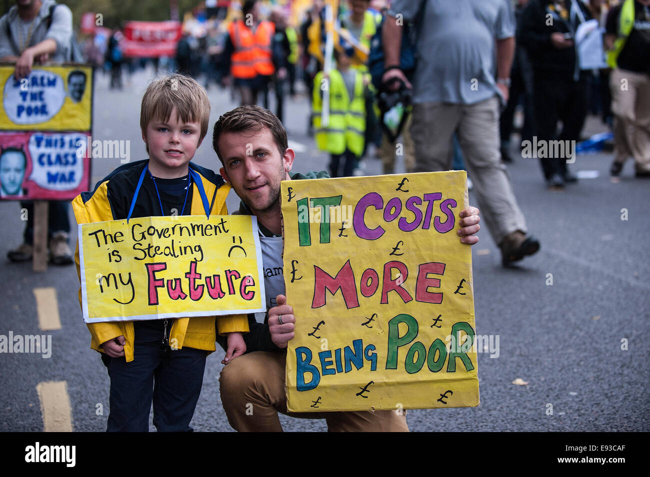 London, UK. 18. Oktober 2014. "Großbritannien braucht A Payrise' A TUC nationale Demonstration im Zentrum von London.  Leon, Alter 9 aus Wrexham bereitet sich auf seine erste Demonstration teilnehmen, es setzt sich aus der Böschung. Foto: Gordon Scammell/Alamy Live-Nachrichten Stockfoto