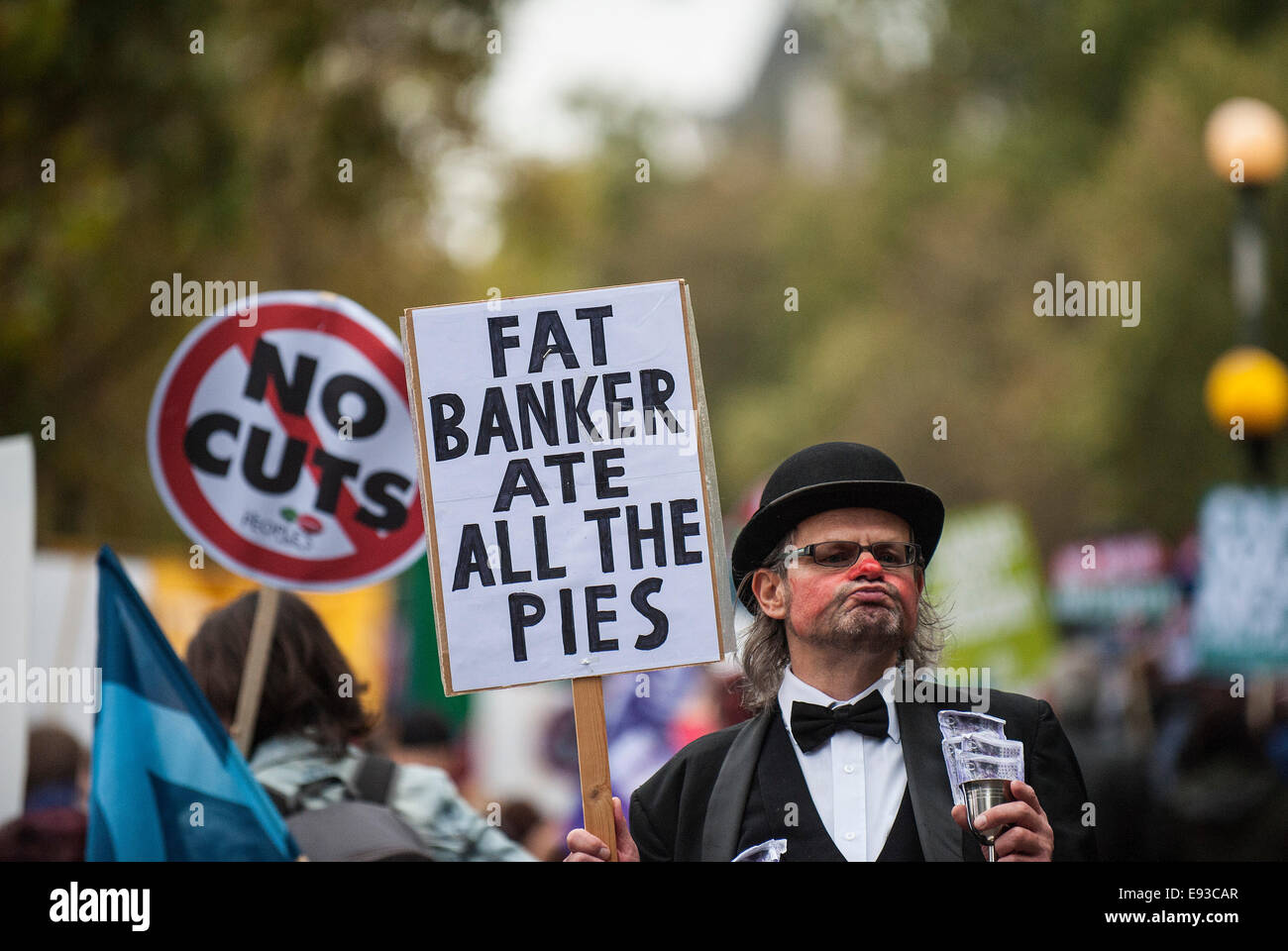 London, UK. 18. Oktober 2014. "Großbritannien braucht A Payrise' A TUC nationale Demonstration im Zentrum von London.  Ein Demonstrant, Teilnahme an der Demonstration, wie es aus der Damm bricht. Foto: Gordon Scammell/Alamy Live-Nachrichten Stockfoto