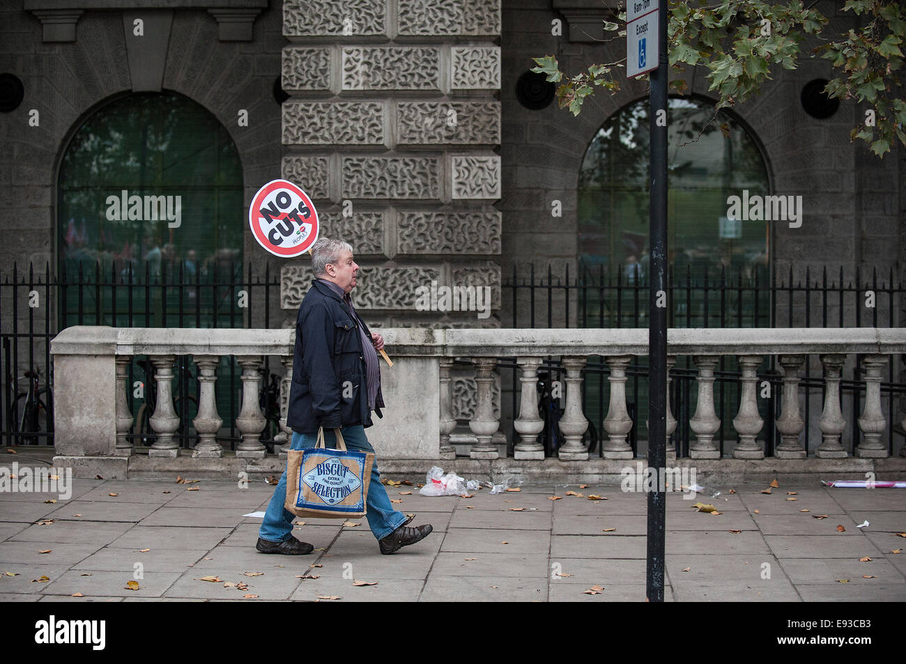 London, UK. 18. Oktober 2014. "Großbritannien braucht A Payrise' A TUC nationale Demonstration im Zentrum von London.  Ein Demonstrant Spaziergänge entlang der Böschung an der Demonstration anzuschließen. Foto: Gordon Scammell/Alamy Live-Nachrichten Stockfoto