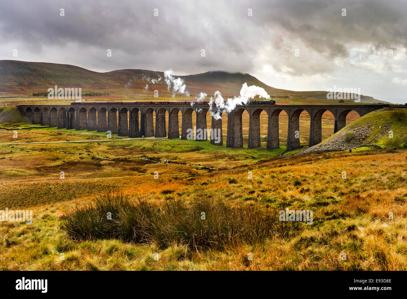 Ribblehead-Viadukt, North Yorkshire, UK. 18. Oktober 2014. Der Themse-Clyde-Express, der Herzogin von Sutherland Lokomotive geschleppten kreuzt die berühmte Viadukt in der Yorkshire Dales National Park Stockfoto