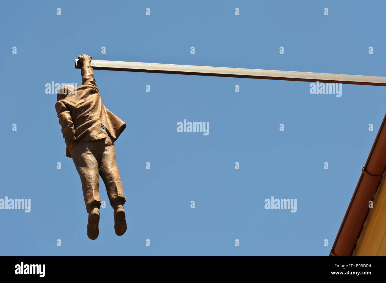Eine Skulptur eines Mannes hängen von der Spitze eines Daches in der City von Prag, Tschechien. Stockfoto
