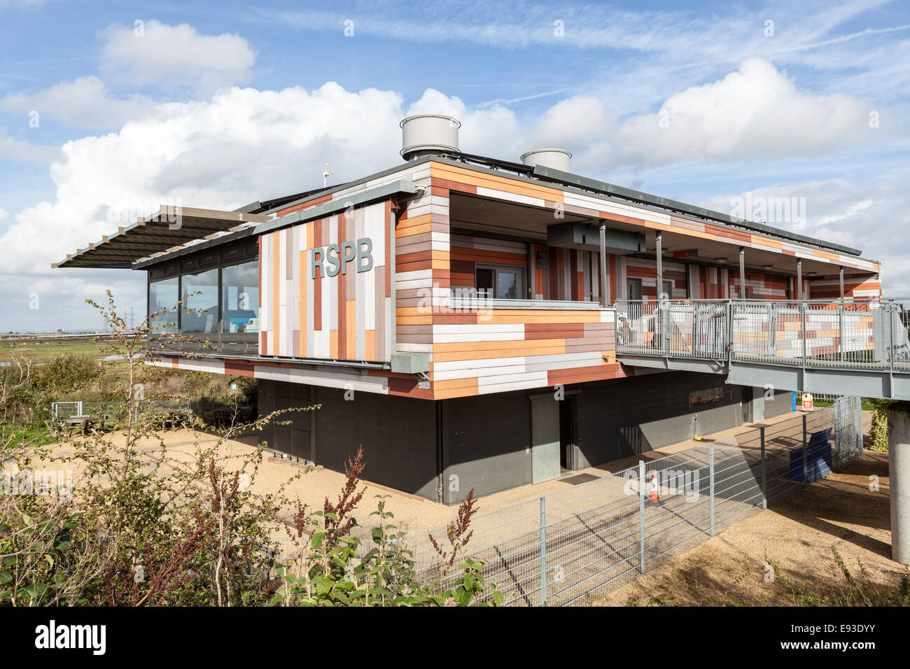 Das RSPB Besucherzentrum am Rainham Marshes. Stockfoto