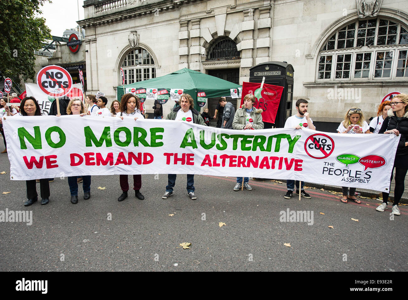 London, UK. 18. Oktober 2014. "Großbritannien braucht A Payrise' A TUC nationale Demonstration im Zentrum von London.  Ein Banner zur Unterstützung der Völker Versammlung aufgehalten, als der Marsch bereitet, sich vom Ufer zu begeben. Foto: Gordon Scammell/Alamy Live-Nachrichten Stockfoto