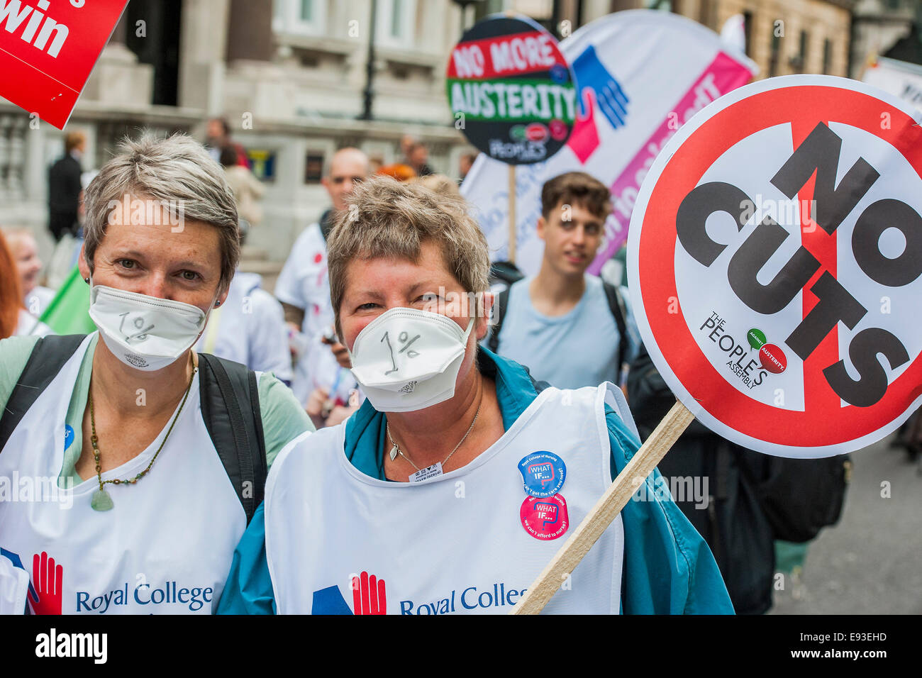 London, UK. 18. Oktober 2014. Großbritannien braucht eine Gehaltserhöhung - Marsch organisiert von der TUC aufzufordern, gerechtere und Lohnerhöhungen für die am schlechtesten bezahlten und vor allem im öffentlichen Sektor. Der Marsch begann am Bahndamm, Trafalgar Square durchlaufen und endete mit reden im Hyde Park. Bildnachweis: Guy Bell/Alamy Live-Nachrichten Stockfoto