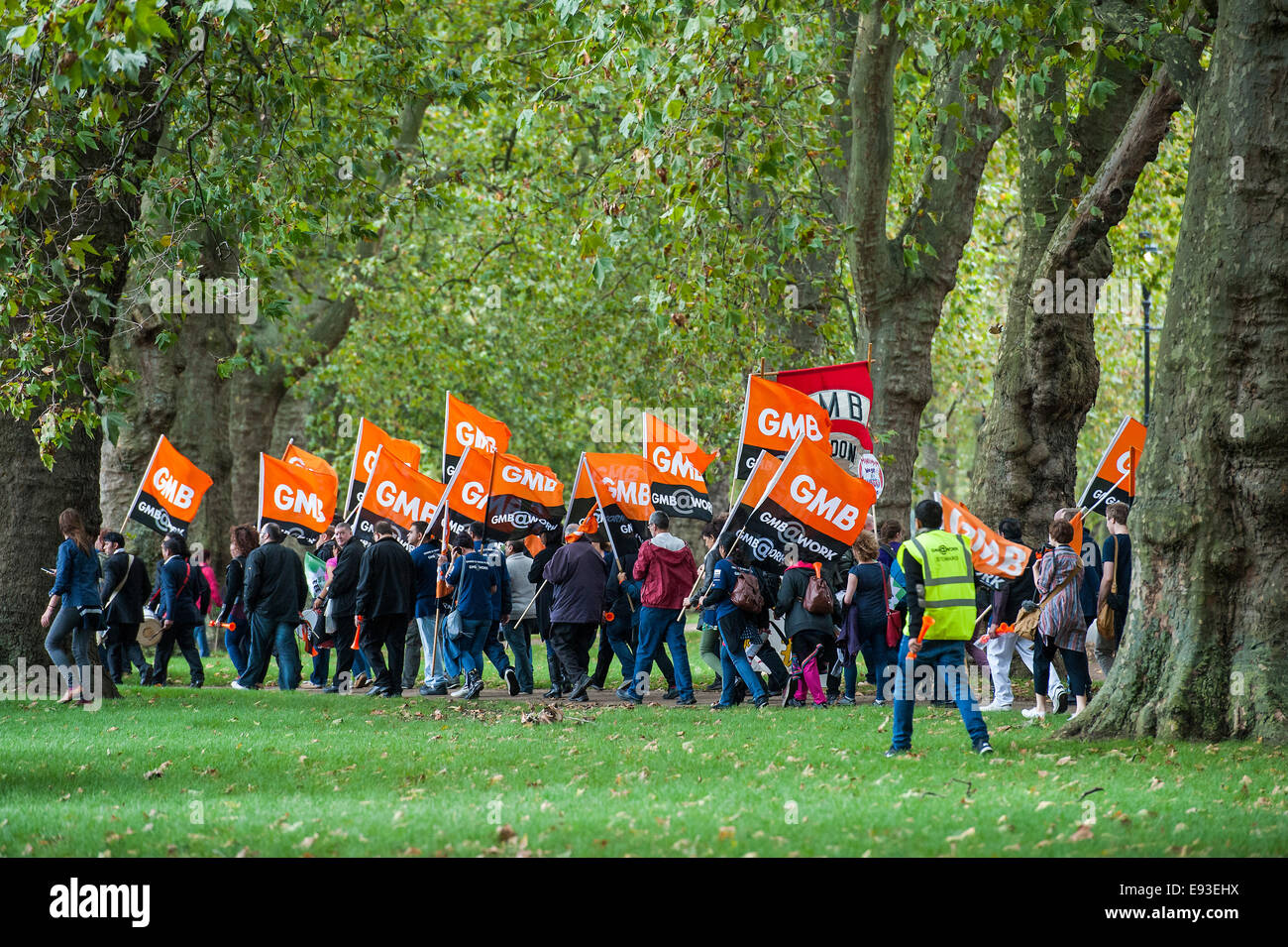 London, UK. 18. Oktober 2014. Großbritannien braucht eine Gehaltserhöhung - Marsch organisiert von der TUC aufzufordern, gerechtere und Lohnerhöhungen für die am schlechtesten bezahlten und vor allem im öffentlichen Sektor. Der Marsch begann am Bahndamm, Trafalgar Square durchlaufen und endete mit reden im Hyde Park. Bildnachweis: Guy Bell/Alamy Live-Nachrichten Stockfoto