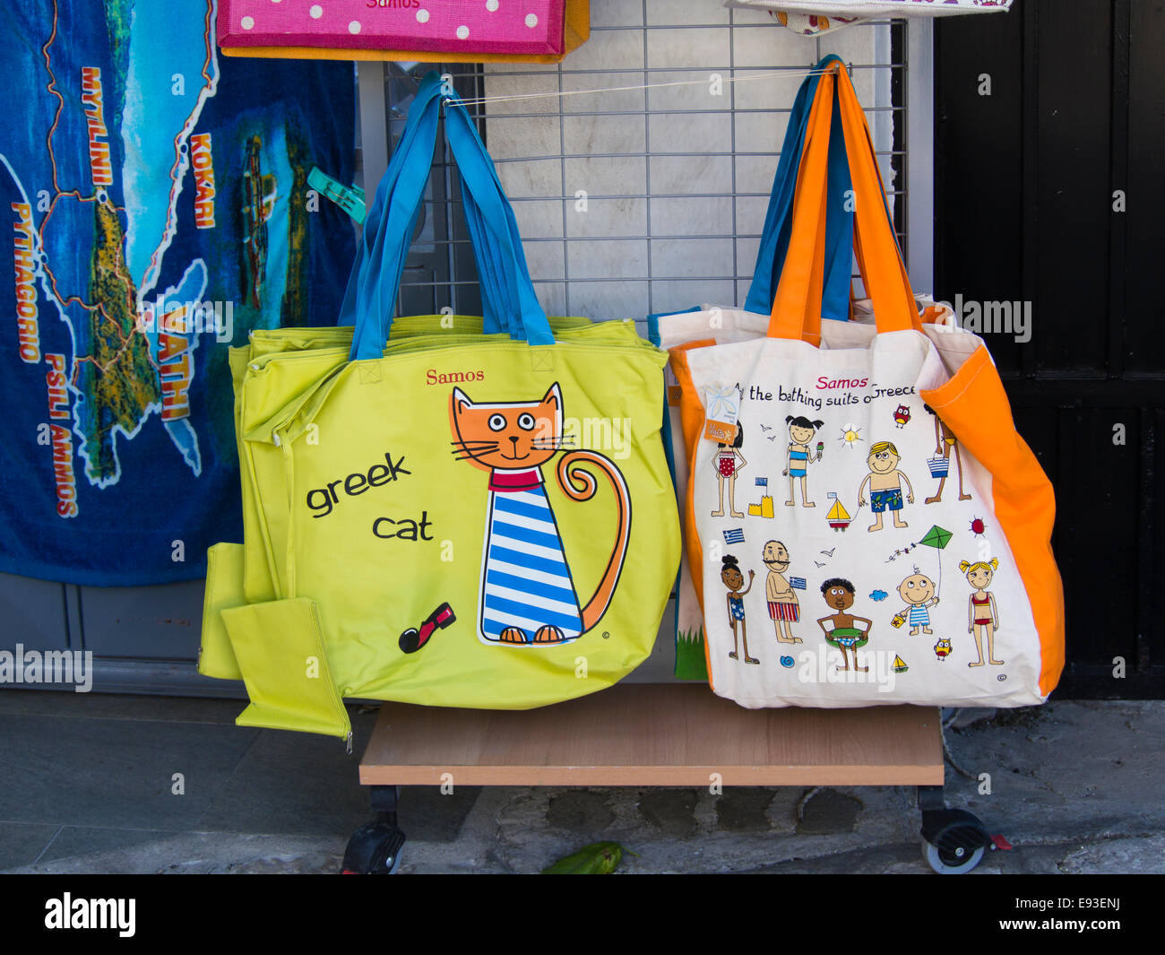 Griechischen Katzen sind zahlreiche touristische Lieblings überall auf den Inseln oder dem Festland Griechenlands, Souvenir-Tasche aus Samos begegnet Stockfoto