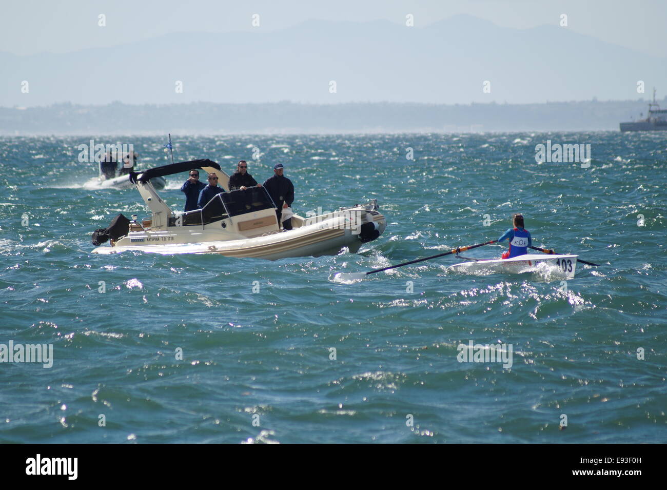 Thessaloniki, Griechenland. 18. Oktober 2014. Rudern Küsten Weltmeisterschaft Finale.  Tag zwei der Coastal Rowing Weltmeisterschaften 2014 die letzten Sitzungen in der nördlichen griechischen Hafen von Thessaloniki vorgestellt. Bildnachweis: Orhan Zolak/Alamy Live-Nachrichten Stockfoto