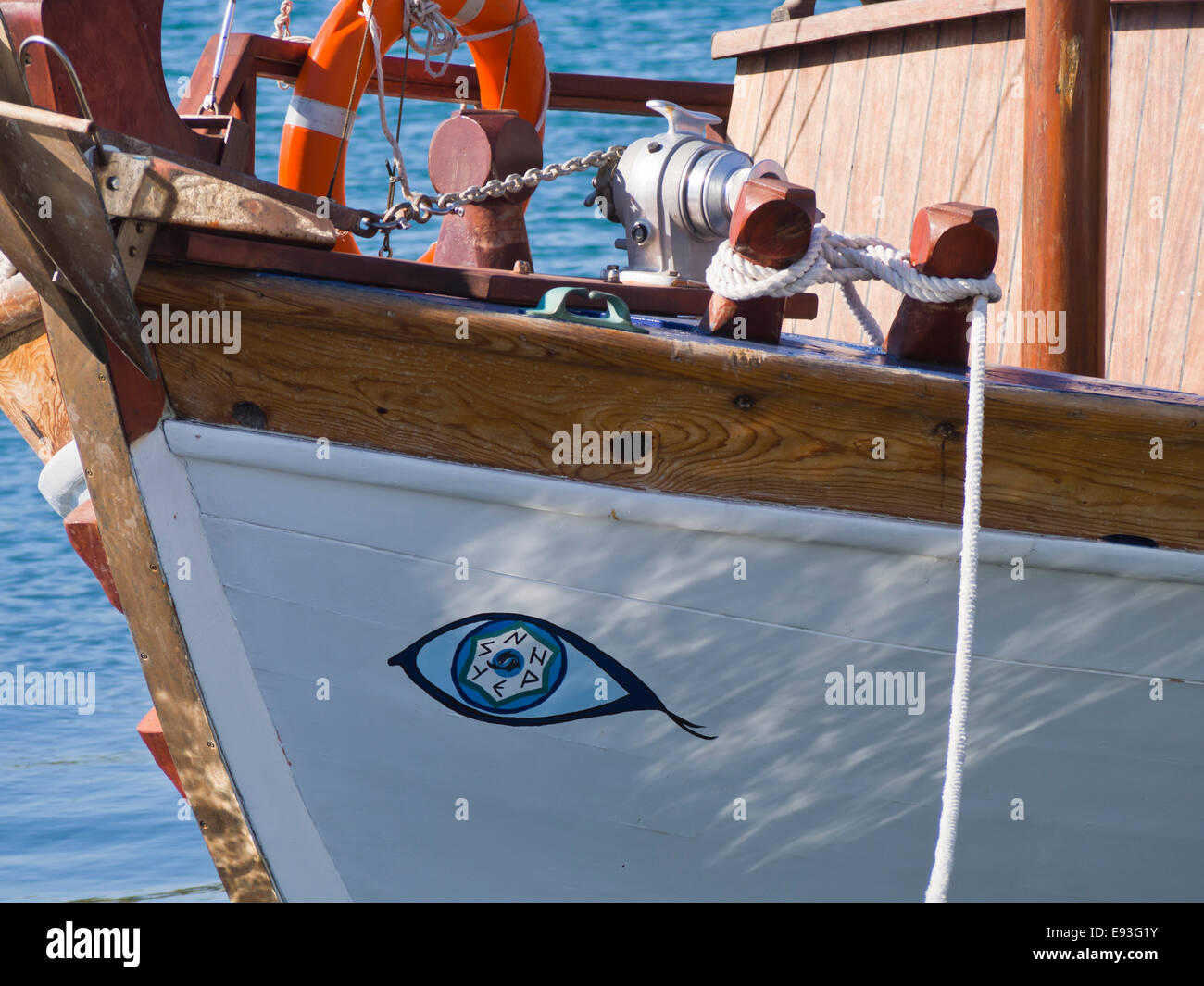 Bogen des Fischerboot mit bösen Blick Dekoration im Hafen von Pythagorion in Samos Insel Griechenland. Sommer, Sonne, Farben Stockfoto