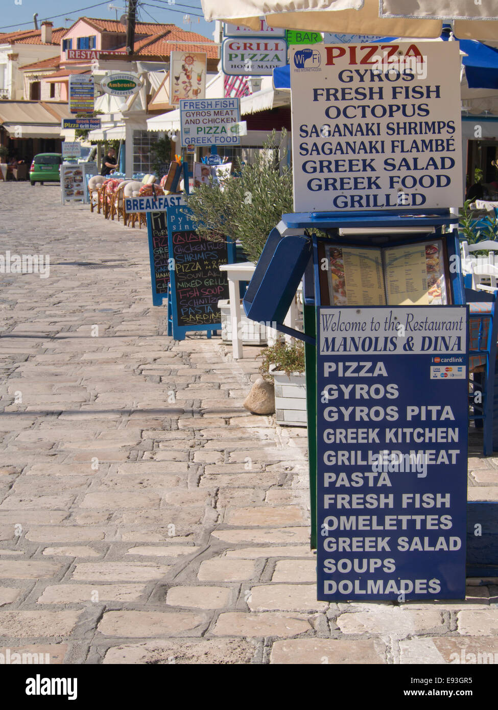 Restaurant Schilder und Speisekarten sind zahlreich im Hafen von Phytagoreion auf Samos Insel Griechenland, ein Sommer-Ferien-resort Stockfoto