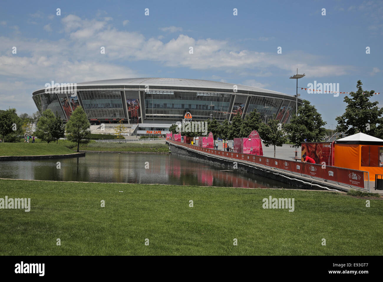 Donezk, Ukraine – Mai 20, 2014. "Donbass Arena" Fußballstadion in Donezk tagsüber. Das Stadion veranstaltet Spiele der UEFA Euro 2 Stockfoto