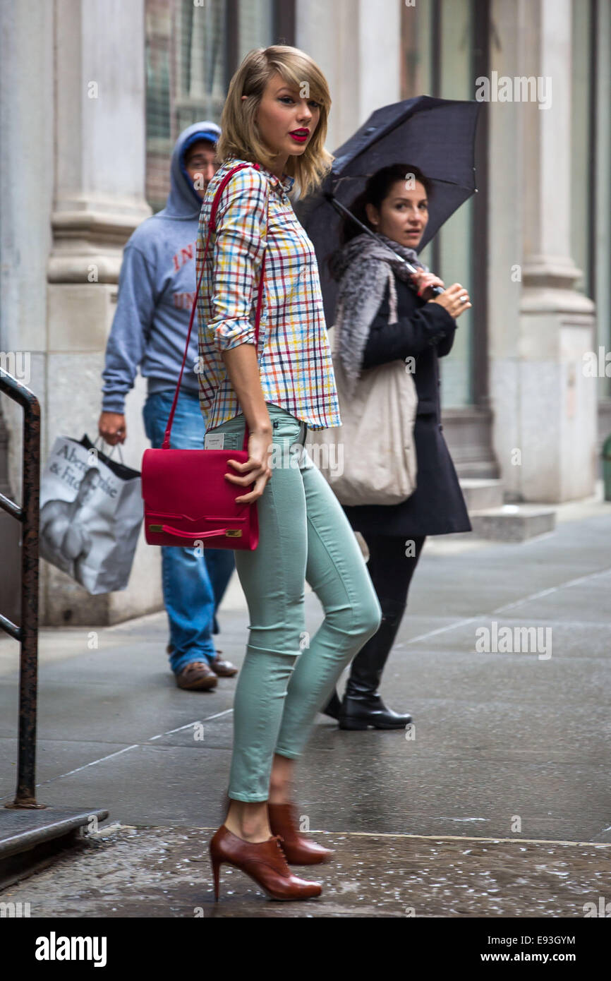 Taylor Swift unterwegs an einem regnerischen Tag in New York City mit scheinbar ein Preisschild auf der Gesäßtasche der Hose gelassen Featuring: Taylor Swift wo: New York City, New York, USA bei: 15. April 2014 Stockfoto