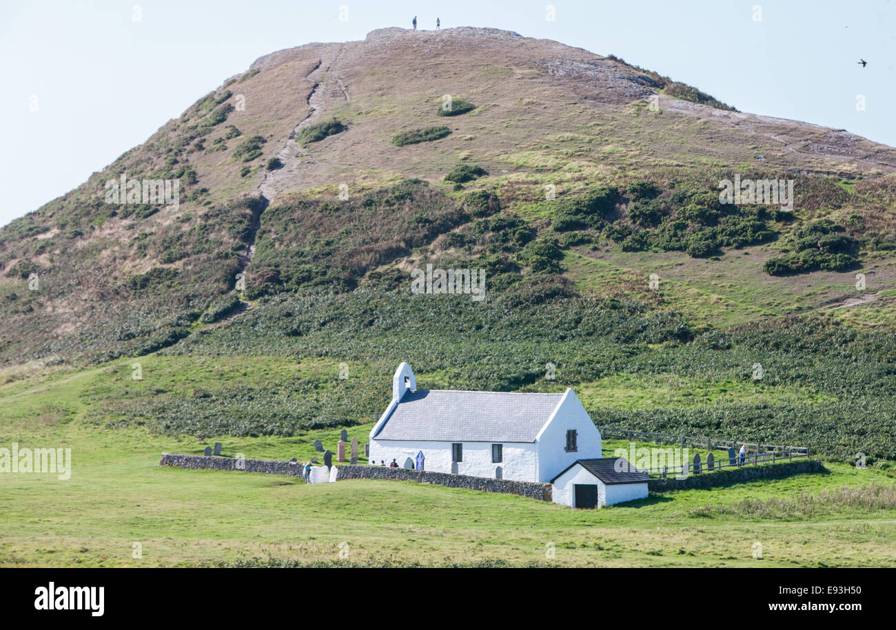 Kirche in Mwnt an Küste über Cardigan Bay, Ceredigion, West Wales.Mwnt ist der dreieckige Hügel Hügel. Wohnwagen und camping-park Stockfoto