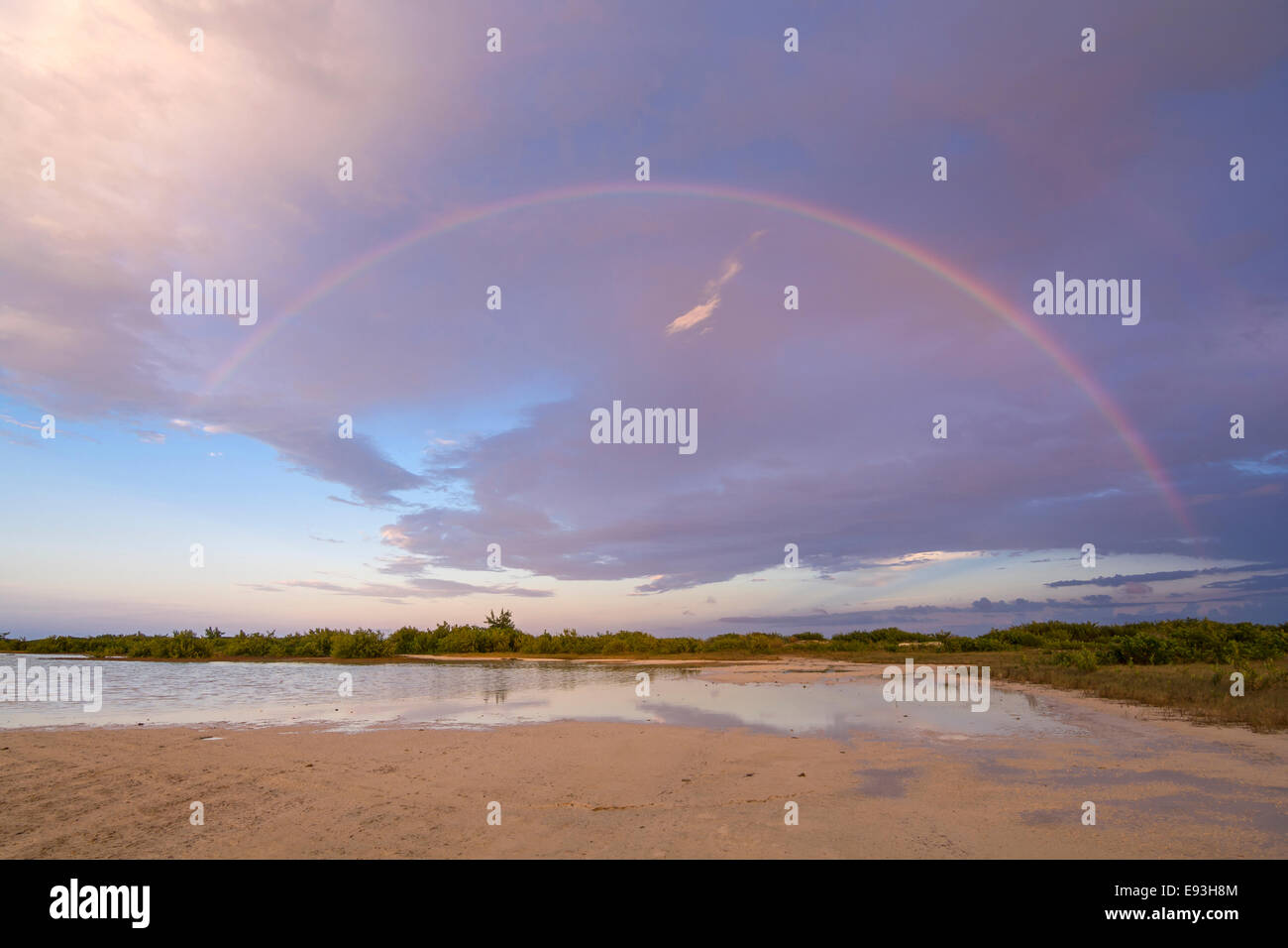 Schöner Regenbogen erstreckt sich über die Insel Isla Blanca und Chacmuchuc Lagune in der Nähe von Cancun, Mexiko Stockfoto