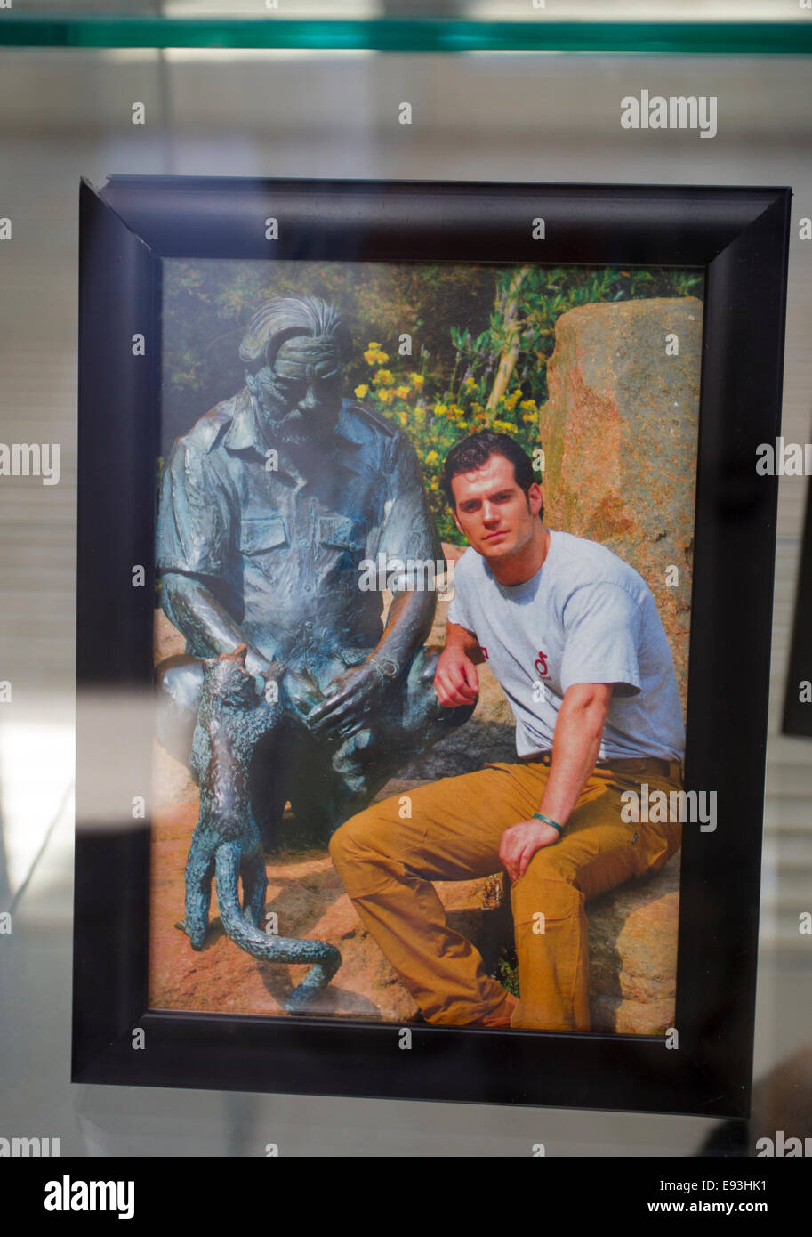 Henry Cavil posiert neben der Statue von Gerald Durrell-Foto in Vertrauen Shop erhältlich Stockfoto