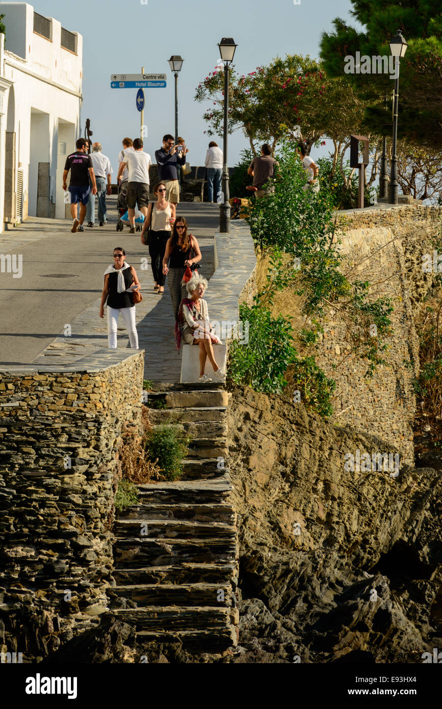 Genießen Sie einen Spaziergang entlang des Meeres die Menschen gehen an einem sonnigen Nachmittag in der Stadt Cadaques. Stockfoto