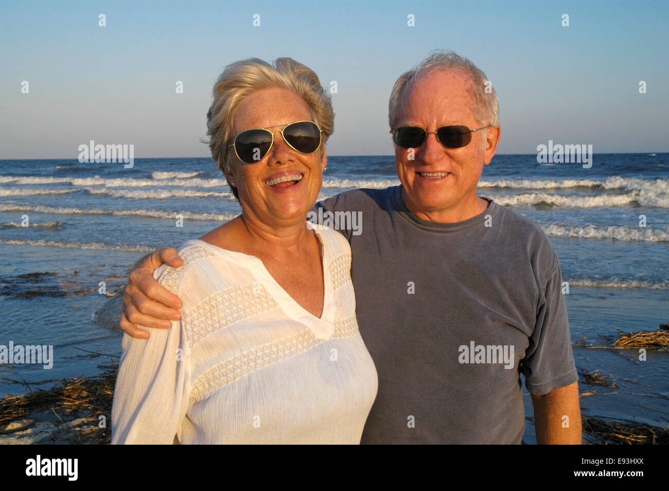 Senior paar am Strand: Porträt eines älteren Mann und Frau Paares am Strand direkt am Meer bei Sonnenuntergang. Stockfoto