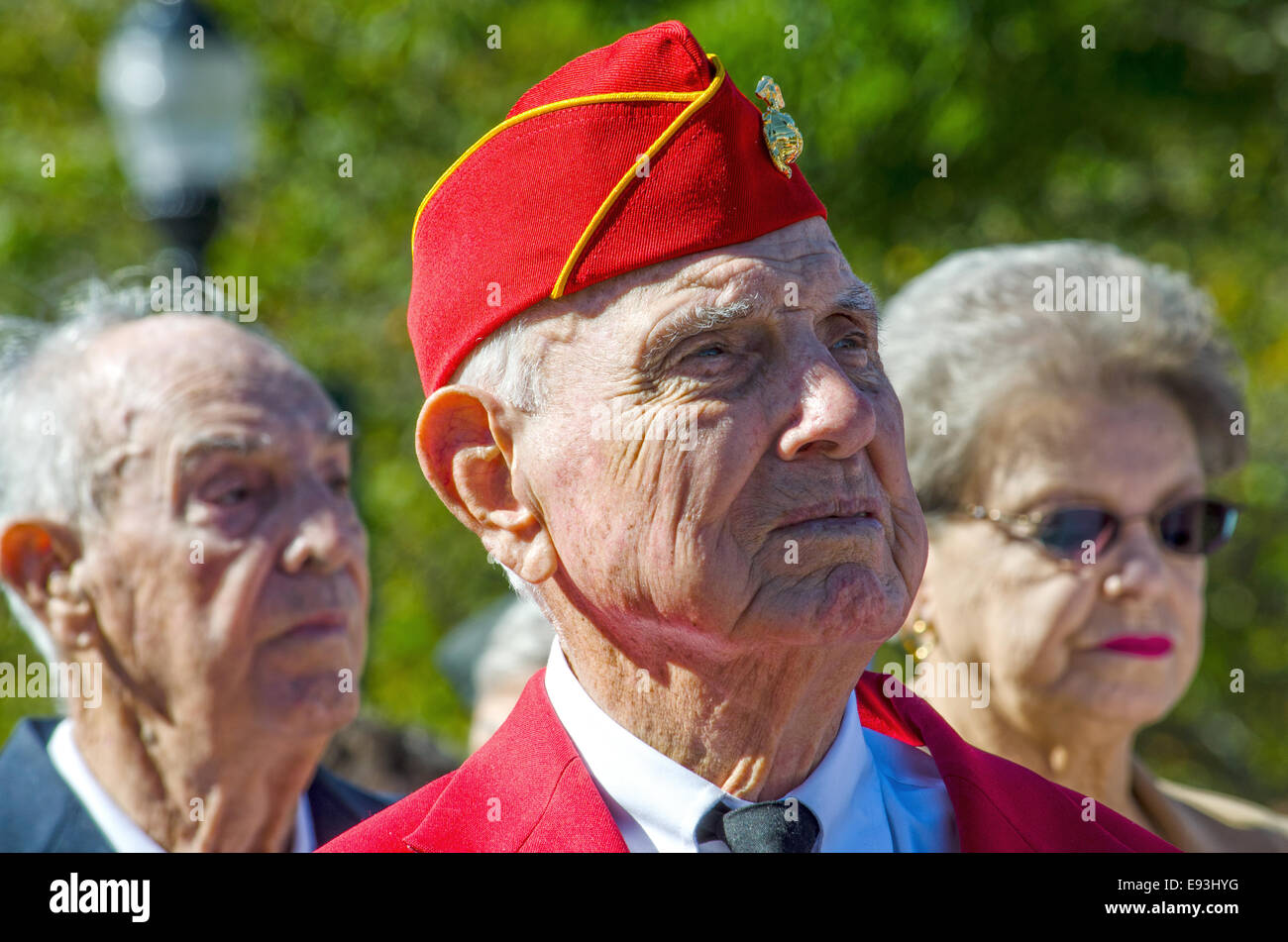 Marine Veteranen des zweiten Weltkriegs schenken ihre Aufmerksamkeit während einer Rede eine Statue zu Ehren der Veteranen des zweiten Weltkrieges zu widmen. Stockfoto