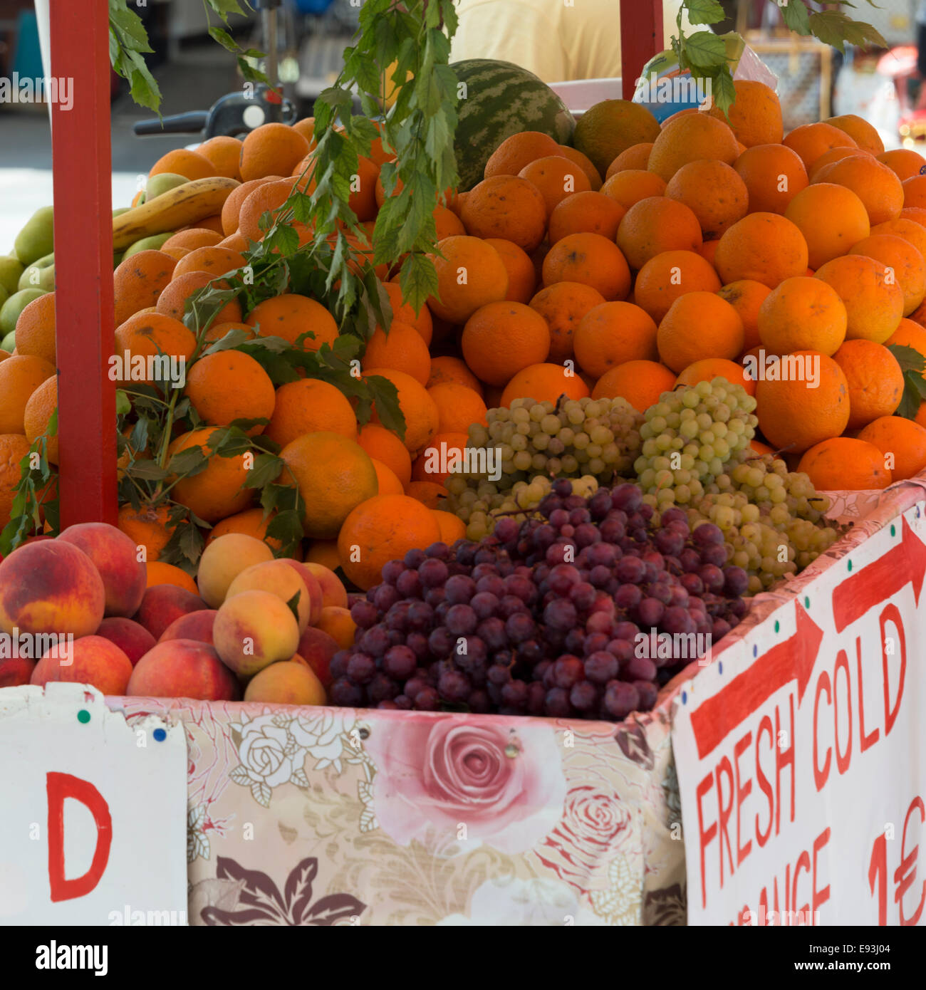 Eine Auswahl an Früchten, die auf einem Wagen in einen türkischen Markt angezeigt Stockfoto