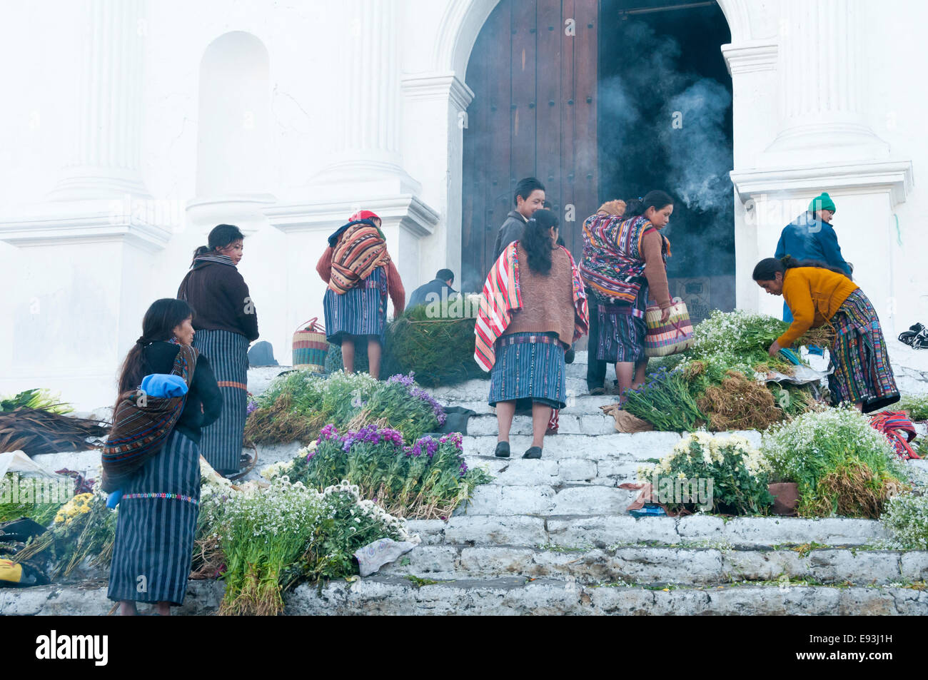 Verkäufern auf den Stufen der Iglesia de Santo Tomas, Kirche des Heiligen Thomas, Chichicastenango, Guatemala Stockfoto