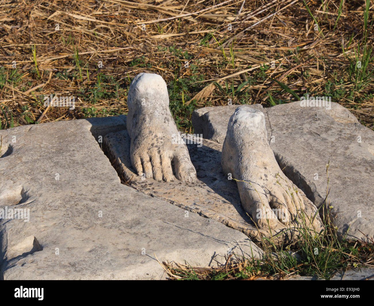 Heraion von Samos, große Heiligtum der Göttin Hera In Samos Griechenland, ein UNESCO-Weltkulturerbe, Skulptur Füße, kein Körper Stockfoto